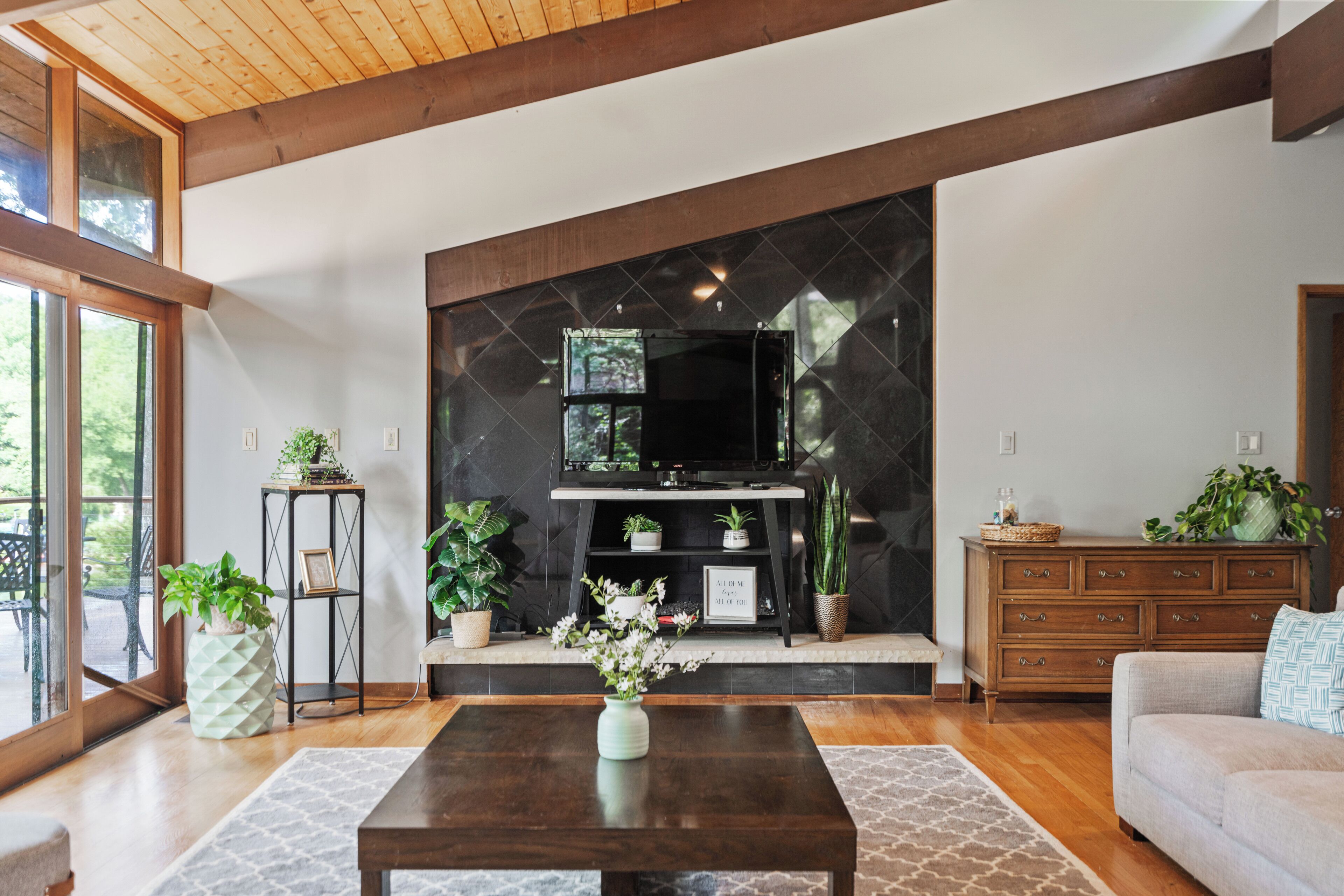 Mid-Century Vibe: Serene Lakefront Oasis