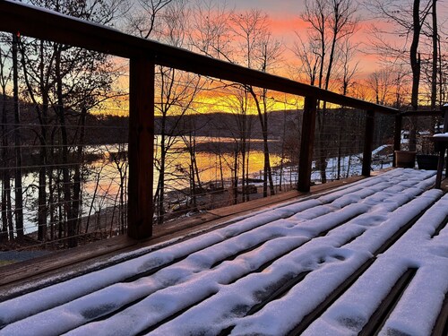 Lakefront at Lake Wallenpaupack with Private Dock 3bdr 2bath Hot Tub