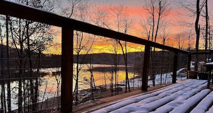 Lakefront at Lake Wallenpaupack with Private Dock 3bdr 2bath Hot Tub