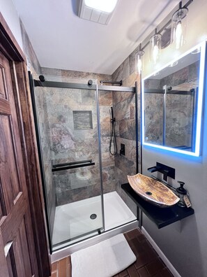 Douche, sèche-cheveux, serviettes fournies, savon