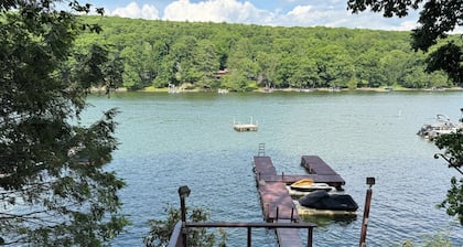 Lakefront at Lake Wallenpaupack with Private Dock 3bdr 2bath Hot Tub