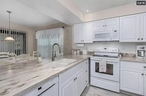 Private kitchen - 5-Min to Fort Myers Beach, Sanibel & Captiva! (Fort Myers)