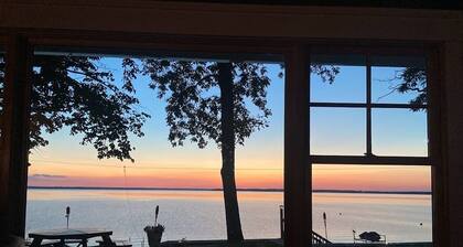 Lake Champlain Waterfront: Renovated Cottage, Sunsets, Kayaks & Paddle Boards!