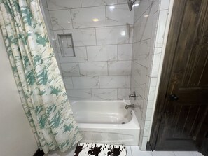 Towels, toilet paper - Downtown apartment in Vernon
 (Vernon)