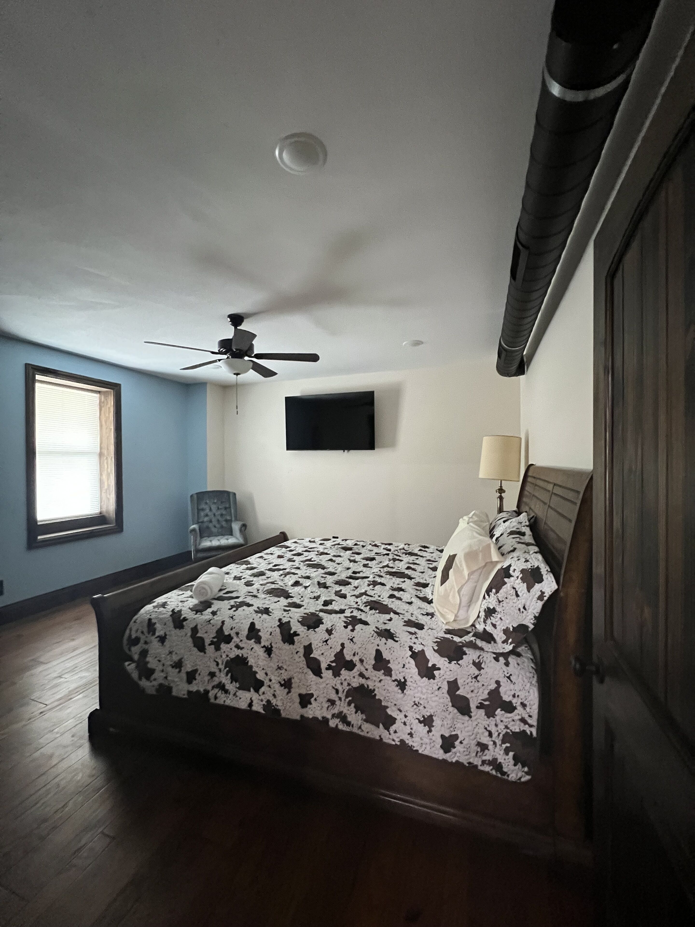 2 habitaciones, tabla de planchar con plancha y ropa de cama 