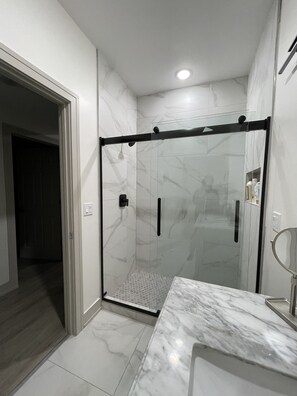 Secadora de cabello, toallas, jabón, shampoo 