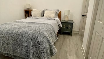 2 bedrooms, desk, iron/ironing board, WiFi