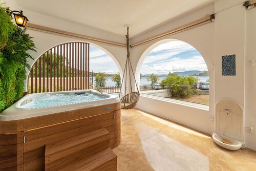 Breathtaking Sea View With Jacuzzi for Couples and Families