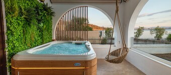 Breathtaking Sea View With Jacuzzi for Couples and Families