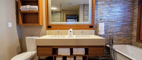 Sèche-cheveux, serviettes fournies, savon, shampoing