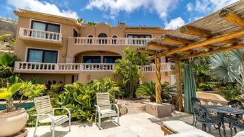 Vista frontal de la propiedad