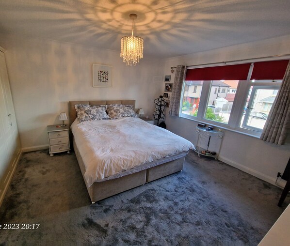 2 chambres, fer et planche à repasser, Wi-Fi, draps fournis