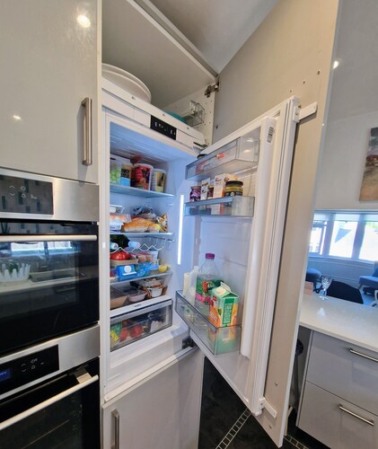 A Modern 2 Bedroom Apartment in the Quiet Leafy Grove, Close to the sea Front