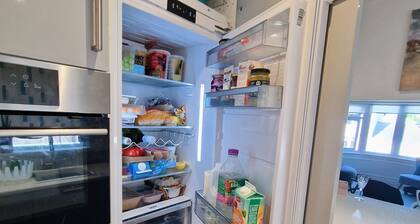 A Modern 2 Bedroom Apartment in the Quiet Leafy Grove, Close to the sea Front