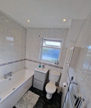 Sèche-cheveux, serviettes fournies, savon, shampoing