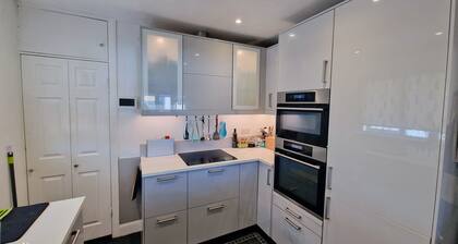 A Modern 2 Bedroom Apartment in the Quiet Leafy Grove, Close to the sea Front