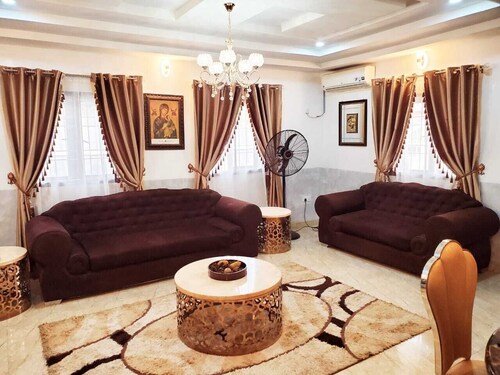 Pjp2 Family and Friendly Shortlet Apartment 15mins drive to the central Area