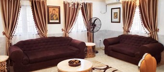 Pjp2 Family and Friendly Shortlet Apartment 15mins drive to the central Area