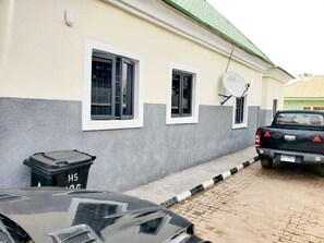 المنطقة المحيطة بالمنشأة