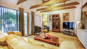 Una sala de estar con un sofá, un televisor y un mueble de almacenamiento.