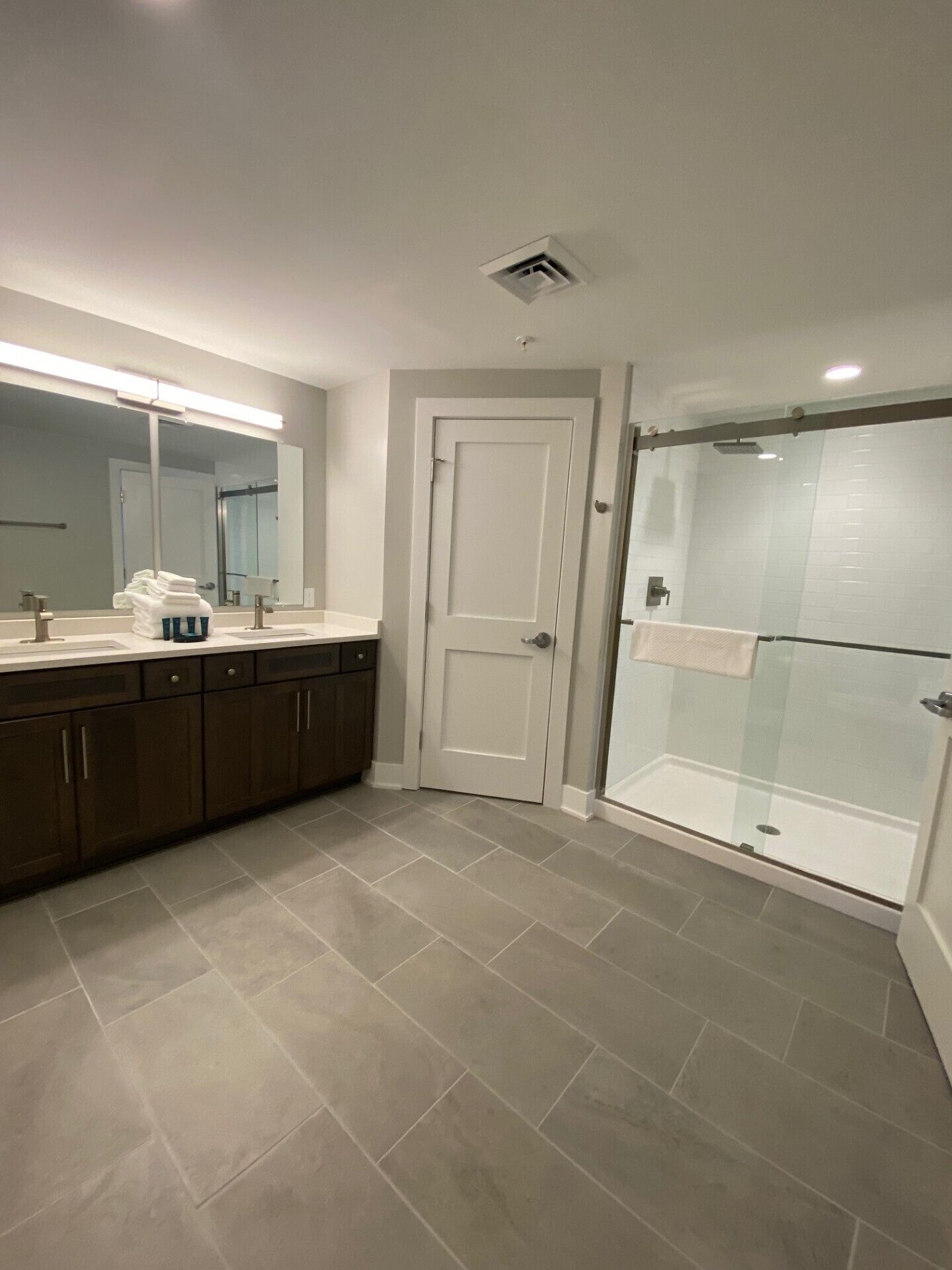 Douche, serviettes fournies, savon, shampoing