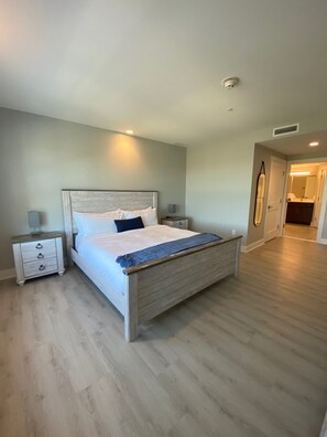 2 bedrooms, WiFi, bed sheets - New Condo centrally located on north end of Canandaigua Lake.  (Canandaigua)