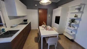 Frigorifero, microonde, forno, piano cottura