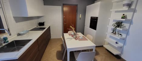 Réfrigérateur, micro-ondes, four, plaque de cuisson