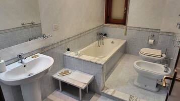 Doccia, asciugacapelli, bidet, asciugamani