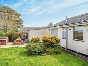 Outdoor dining - A great, three-bedroom bungalow, with front and back gardens. (Warbstow, near Crackington Haven)