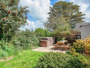 Outdoor dining - A great, three-bedroom bungalow, with front and back gardens. (Warbstow, near Crackington Haven)