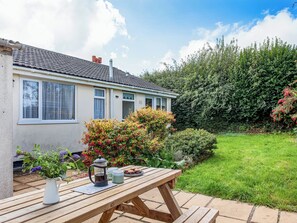 Outdoor dining - A great, three-bedroom bungalow, with front and back gardens. (Warbstow, near Crackington Haven)