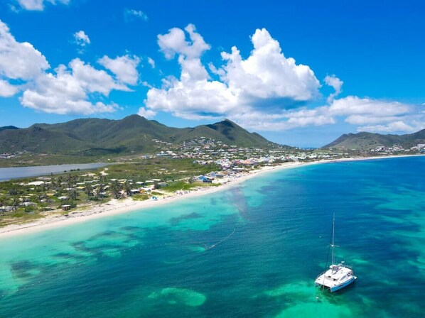 Una playa cerca, sillas reclinables de playa