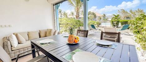 屋外ダイニングエリア