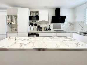 Fridge, microwave, oven, stovetop