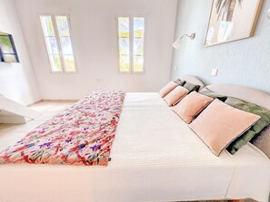 2 間睡房、書桌、熨斗/熨衫板、可攜式嬰兒床