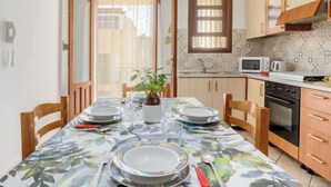 Una cocina compacta con armarios de madera, microondas y estufa.