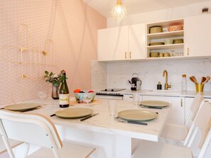 ثلاجة، محمصة خبز، مستلزمات طهي/أطباق/أوعية