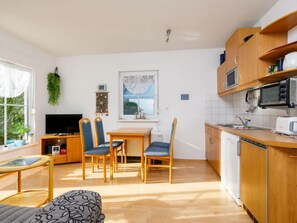 Fridge, microwave, oven, dishwasher - Apartment Berg by Interhome (Zinnowitz)