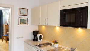 Kühlschrank, Mikrowelle, Geschirrspüler, Toaster