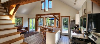 Pristine Magical Retreat Cottage - 15 min to Mt Snow skiing