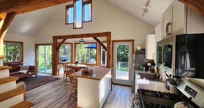 Pristine Magical Retreat Cottage - 15 min to Mt Snow skiing