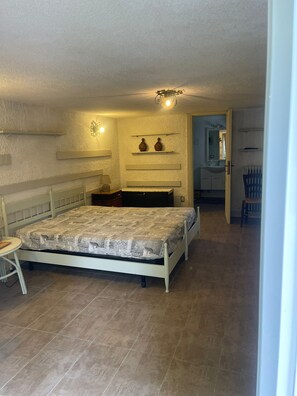3 bedrooms, iron/ironing board, bed sheets