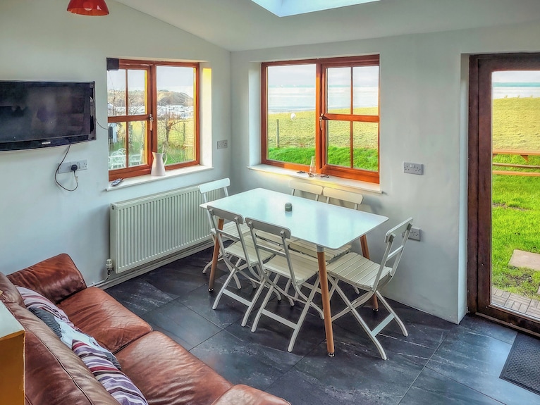 3 Bedroom Accommodation In Llangennith, Near Swansea - Rhossili