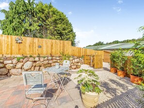 Outdoor dining - 1 bedroom accommodation in Ellerdine, near Telford (Ellerdine, near Telford)