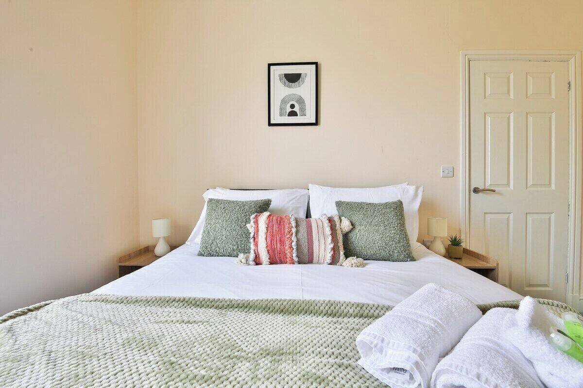 House (Tranquil 3-Bed Home in Cardiff) | Individually decorated, individually furnished, desk, laptop workspace