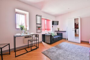 Studio – city | Individuelt dekorert, individuelt innredet og skrivebord