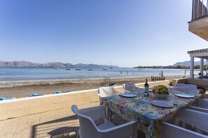 Outdoor dining - House on the seafront with 2 bedrooms and 1 bathroom. (Alcúdia)