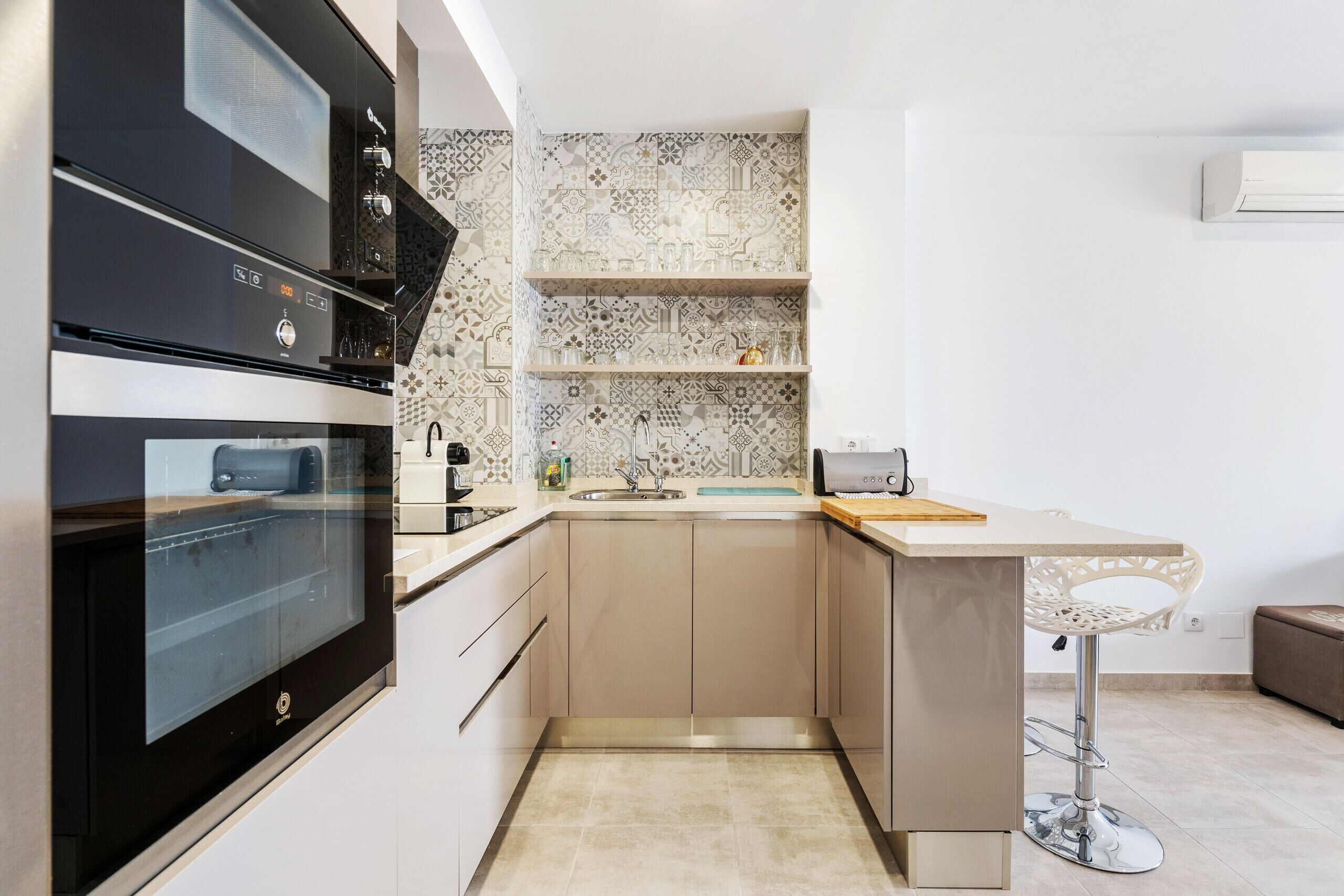 Refrigerador, microondas, cafetera y tetera y tetera eléctrica 