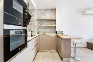 Réfrigérateur, four à micro-ondes, cafetiÚre-théiÚre